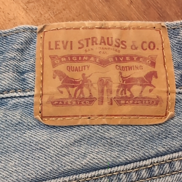 Levi's Classic Light Blue Denim - Picture 2 of 11